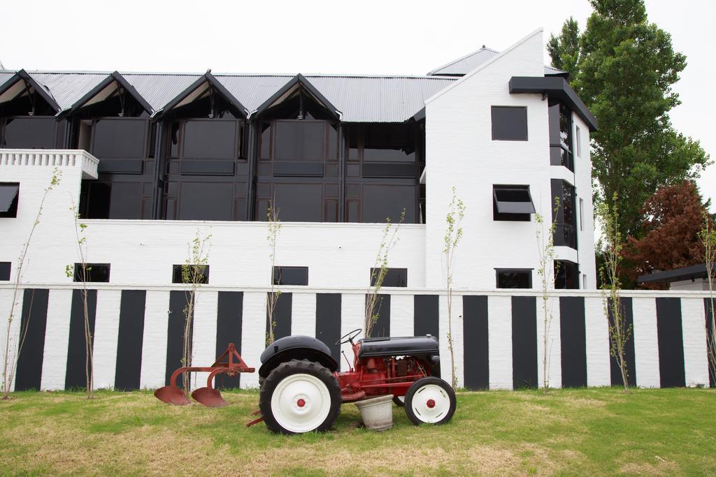 Spa Hotel La Reserve Colonia del Sacramento Bagian luar foto The 1930s tractor at the museum