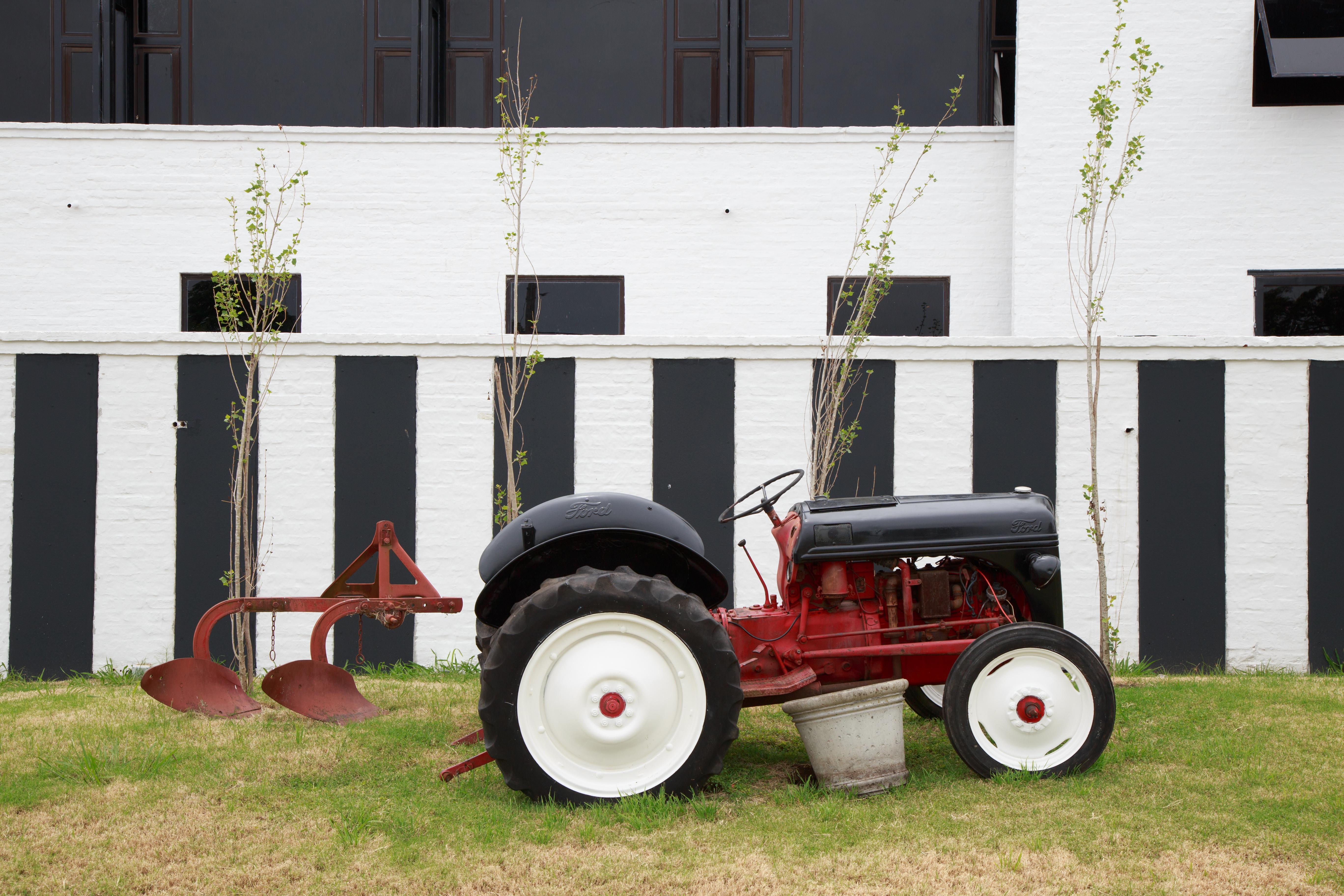 Spa Hotel La Reserve Colonia del Sacramento Bagian luar foto A Ford tractor